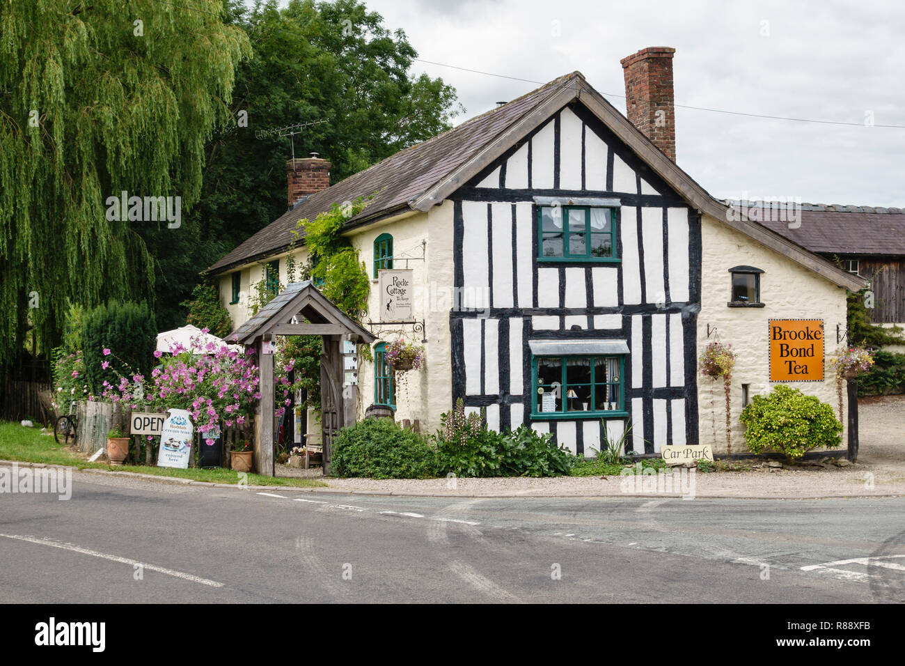 Der Vogel auf dem Felsen Kaffee Zimmer (zuvor Rocke Cottage), Clungunford, Craven Arms, Shropshire, Großbritannien. Eine beliebte traditionelle englische Teestand und Cafe Stockfoto