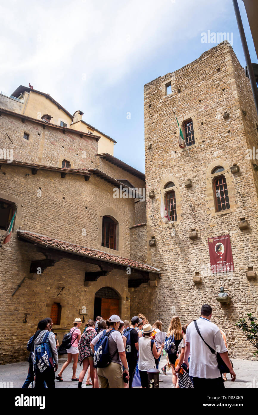 Florenz, Italien, 29. Juni 2015: Touristen die Warteschlange warten das Geburtshaus des italienischen Dichters Dante Alighieri in Florenz, Italien Stockfoto