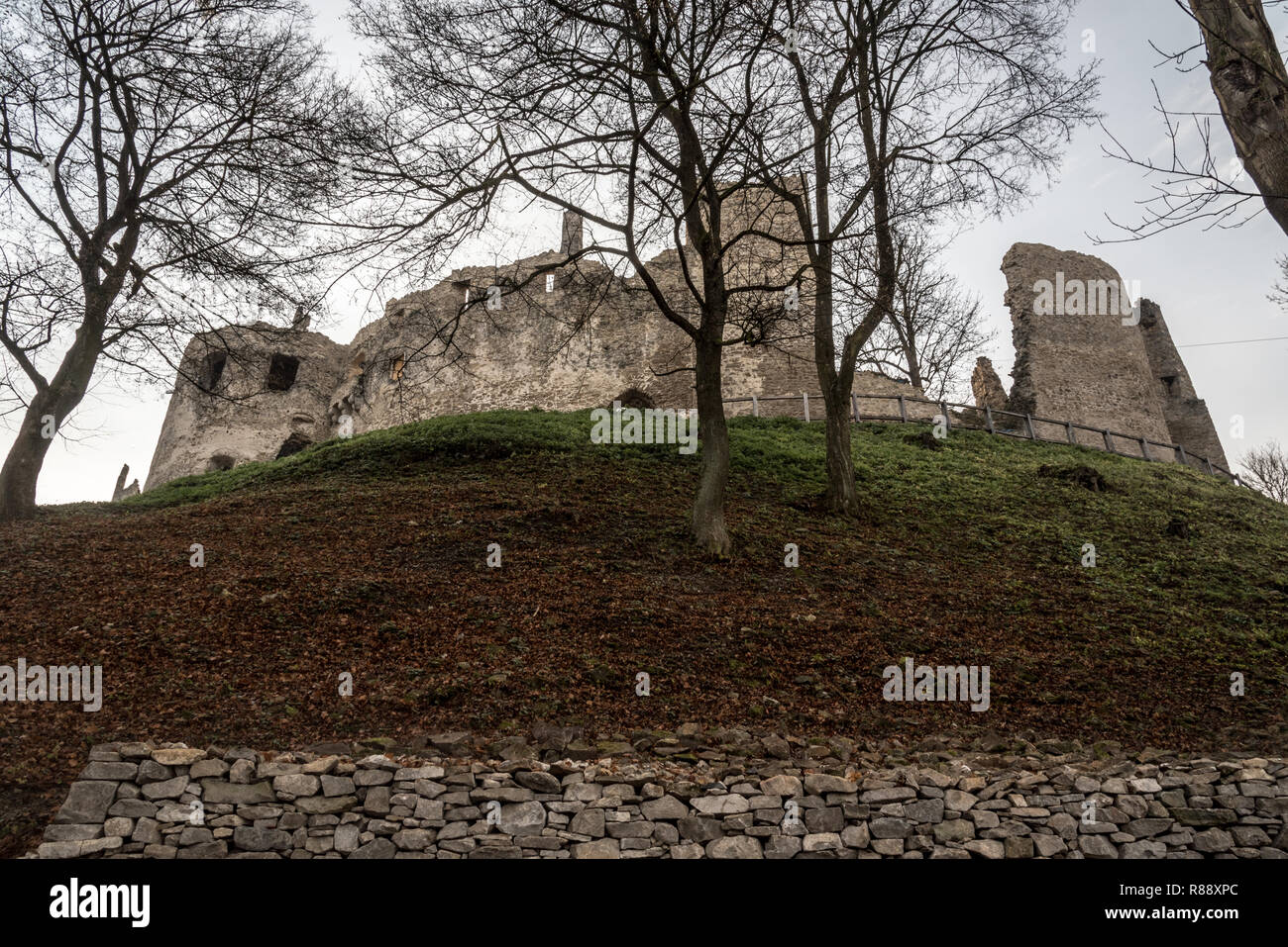 Povazsky hrad Burgruine oben Povazska Bystrica Stadt in Javorniky Gebirge in der Slowakei im Herbst Stockfoto