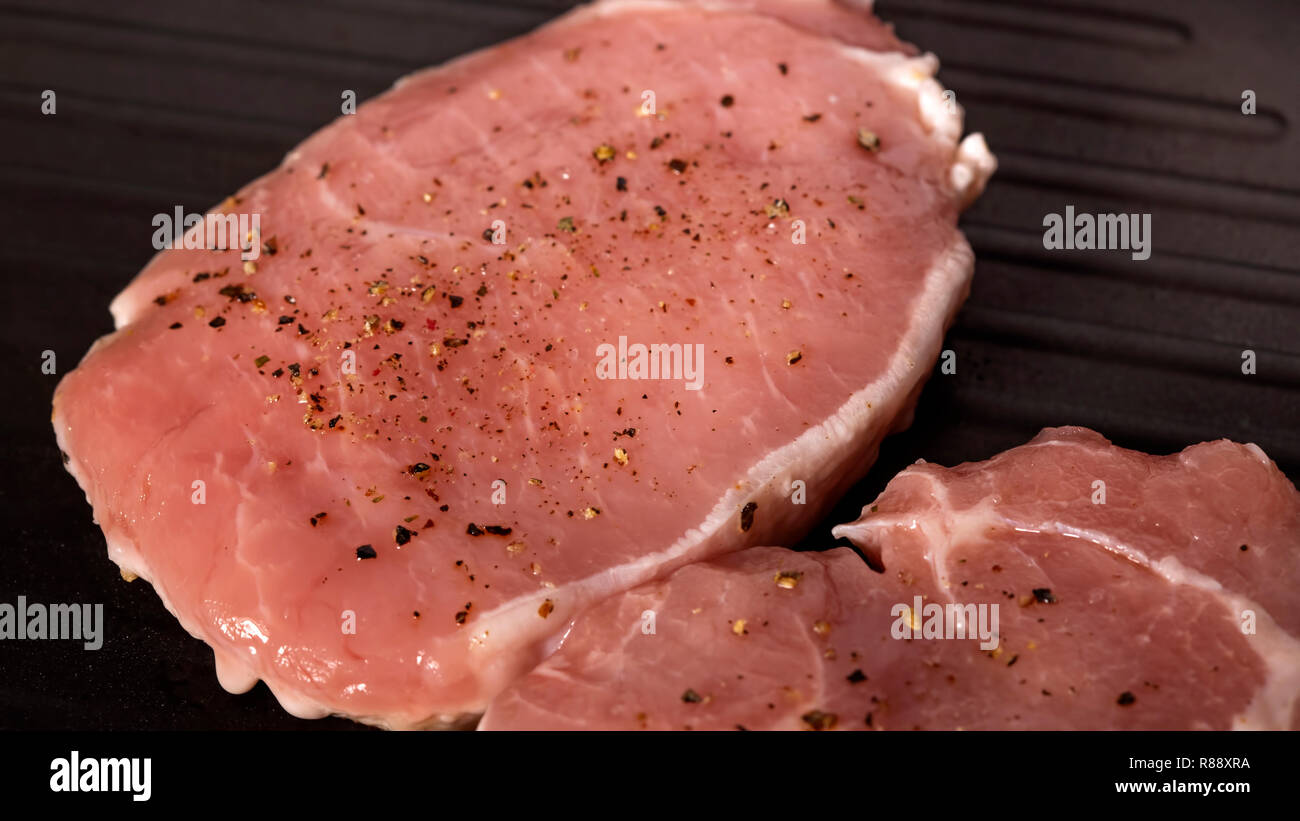Frittieren tho Stücke vom Schwein auf ein Grillen chop pan-Ansicht schließen Stockfoto