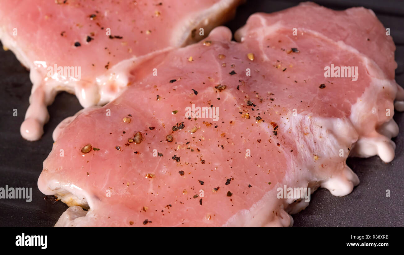 Frittieren tho Stücke vom Schwein auf ein Grillen chop pan-Ansicht schließen Stockfoto