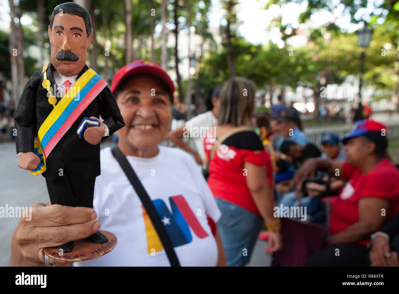Frau mit politischen Statuette in Bolivar Square, Porträt, Caracas, Venezuela, Südamerika Stockfoto