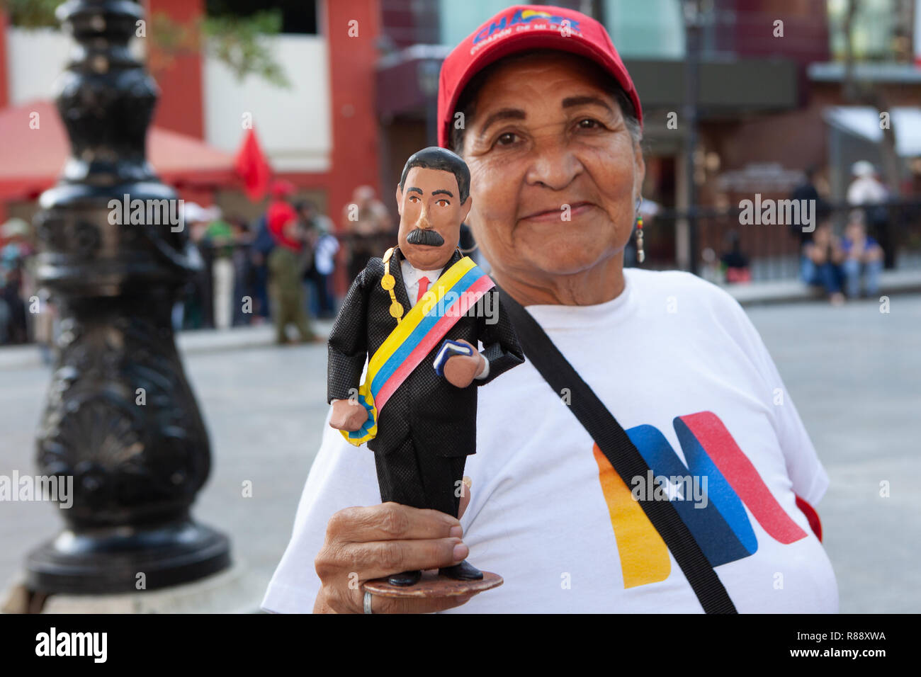 Frau mit politischen Statuette in Bolivar Square, Porträt, Caracas, Venezuela, Südamerika Stockfoto