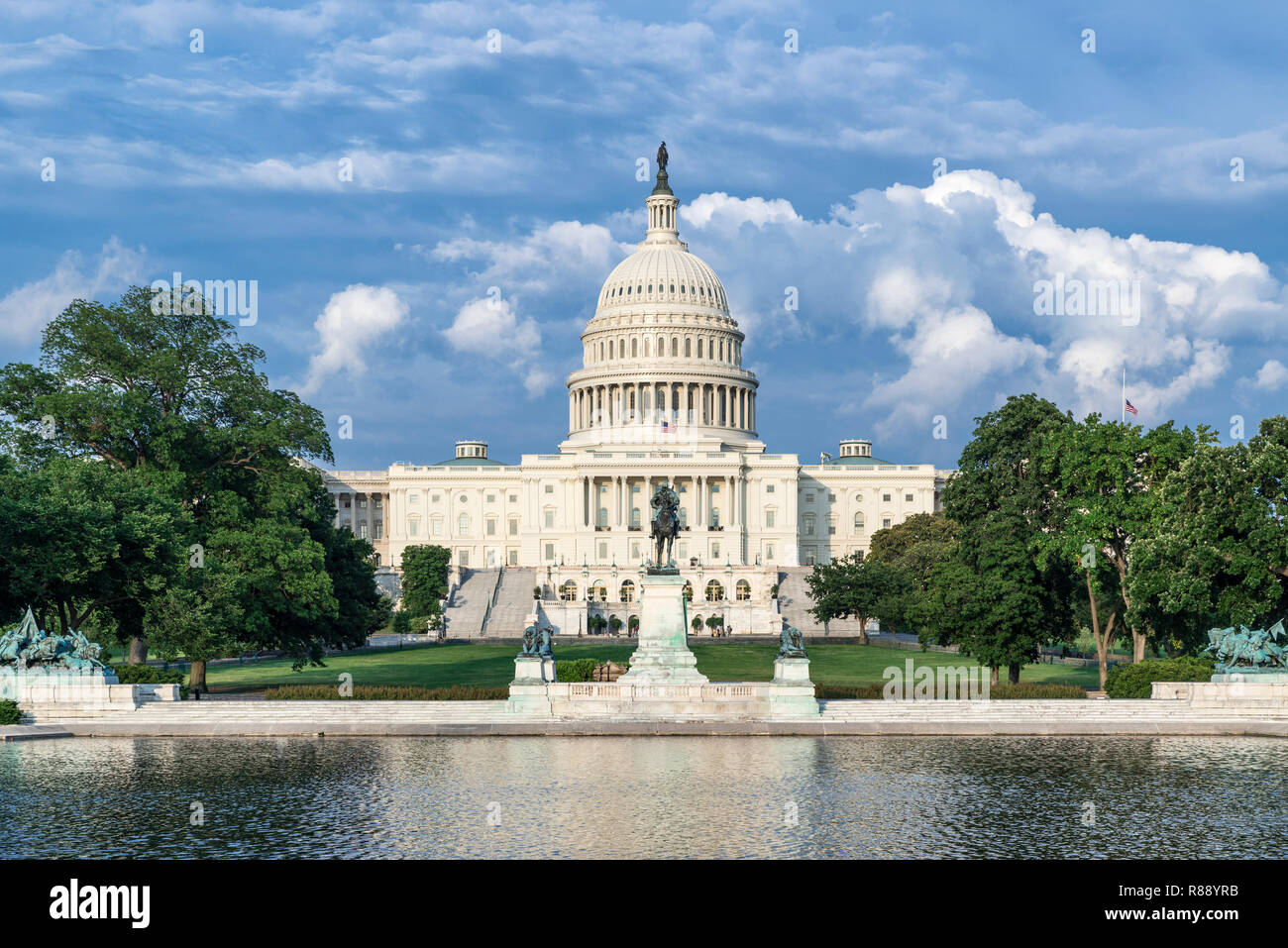 Einen reflektierenden Pool, Ulysses S. Grant Memorial und uns, Kapitol, Washington D.C., USA. Stockfoto