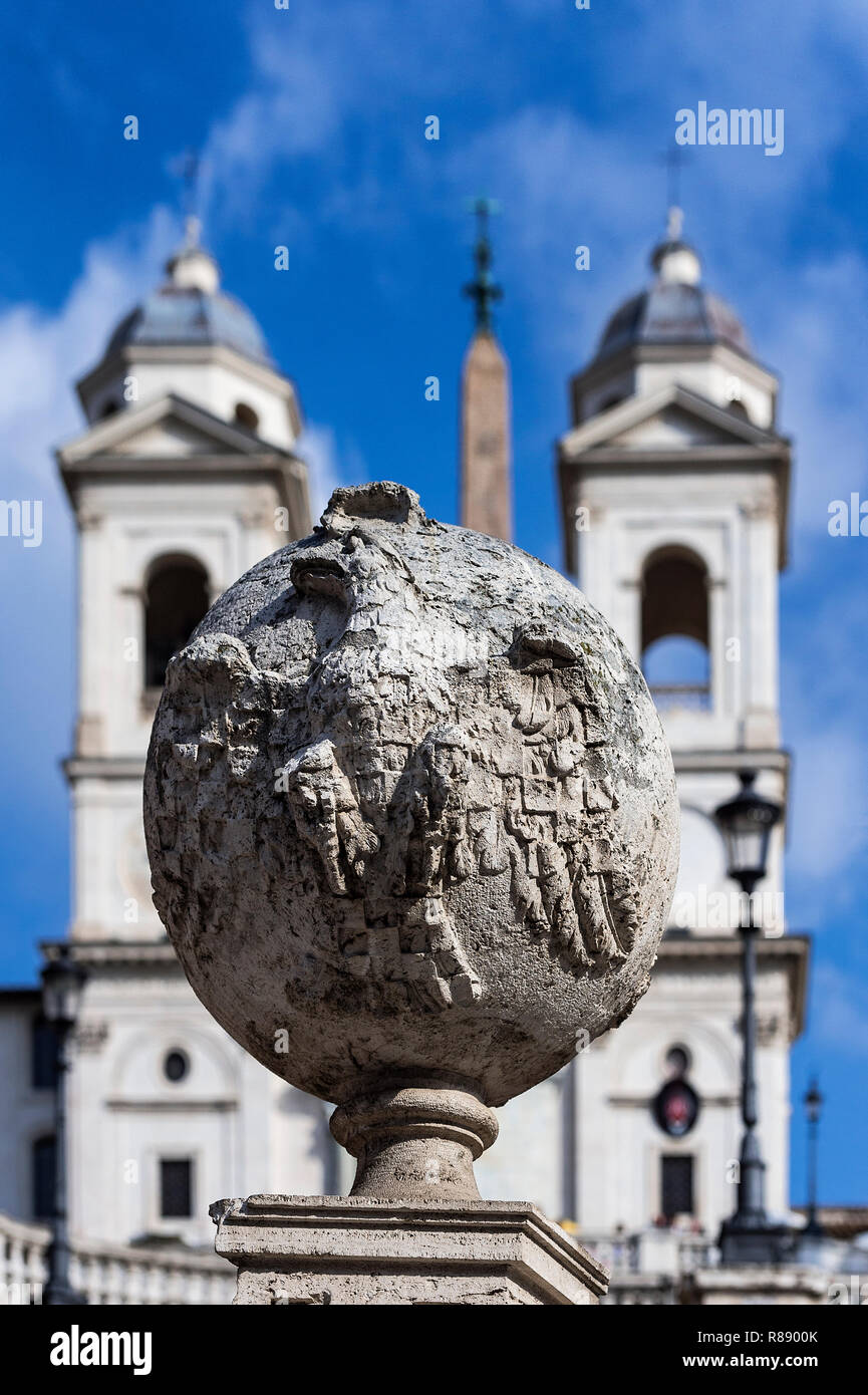 Die Kirche Trinità dei Monti oberhalb der Spanischen Treppe in Rom entfernt. Stockfoto