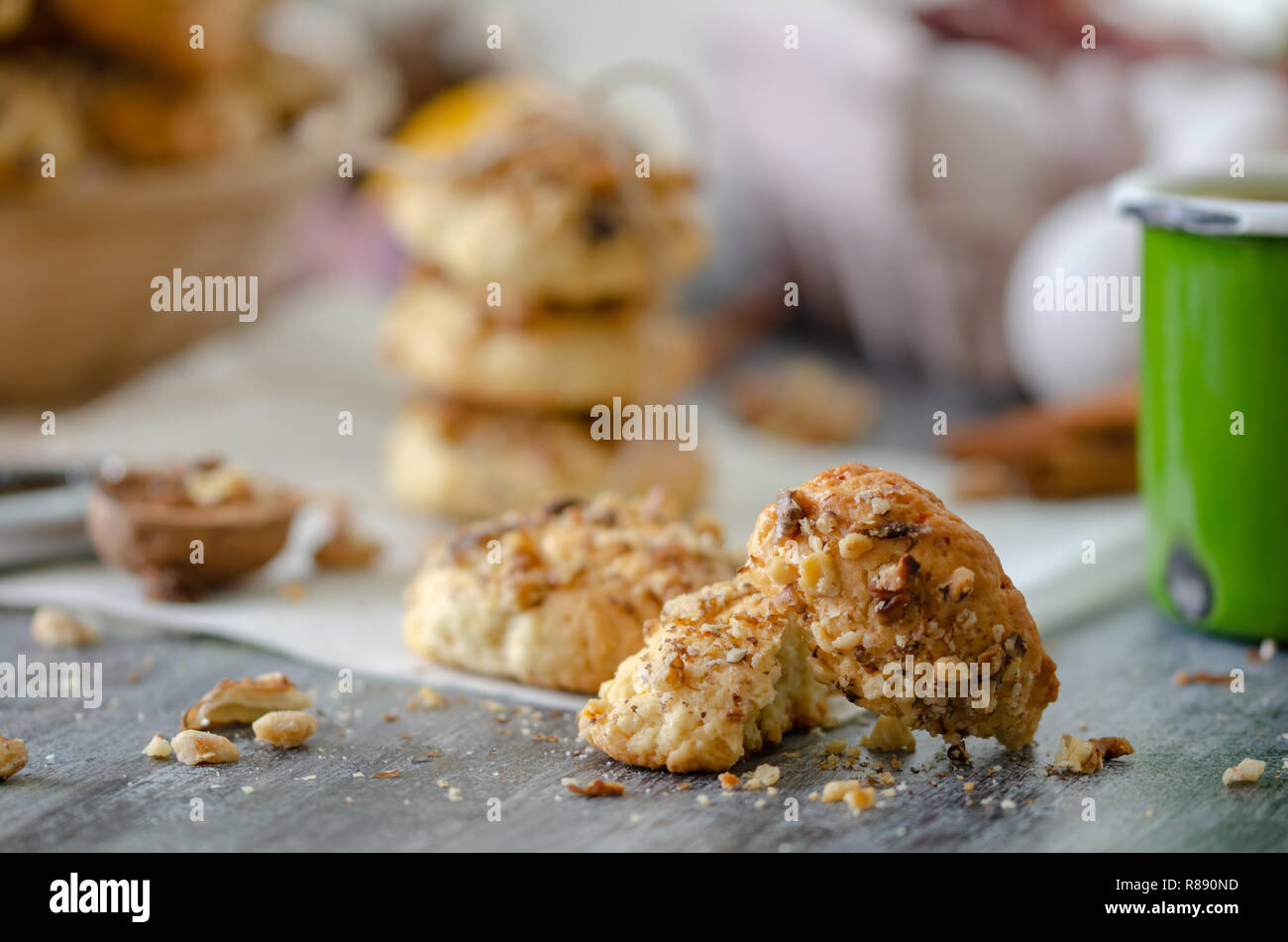Ein Biss von Walnuss cookies auf dem Holztisch. Stockfoto