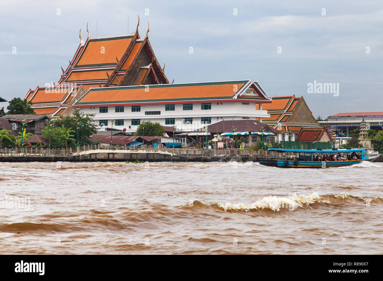 Wat Kalayanamitr von Chao Phraya River, Bangkok, Thailand gesehen. Stockfoto