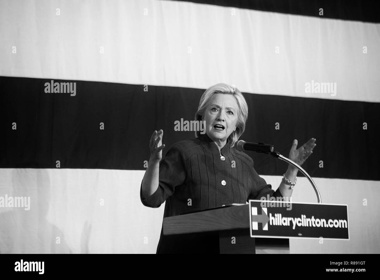 Des Moines, Iowa, USA - 14. Juni 2015: die Demokratische Präsidentschaftskandidatin Hillary Clinton spricht mit einer Gruppe von Unterstützern in der Iowa State Fair. Stockfoto