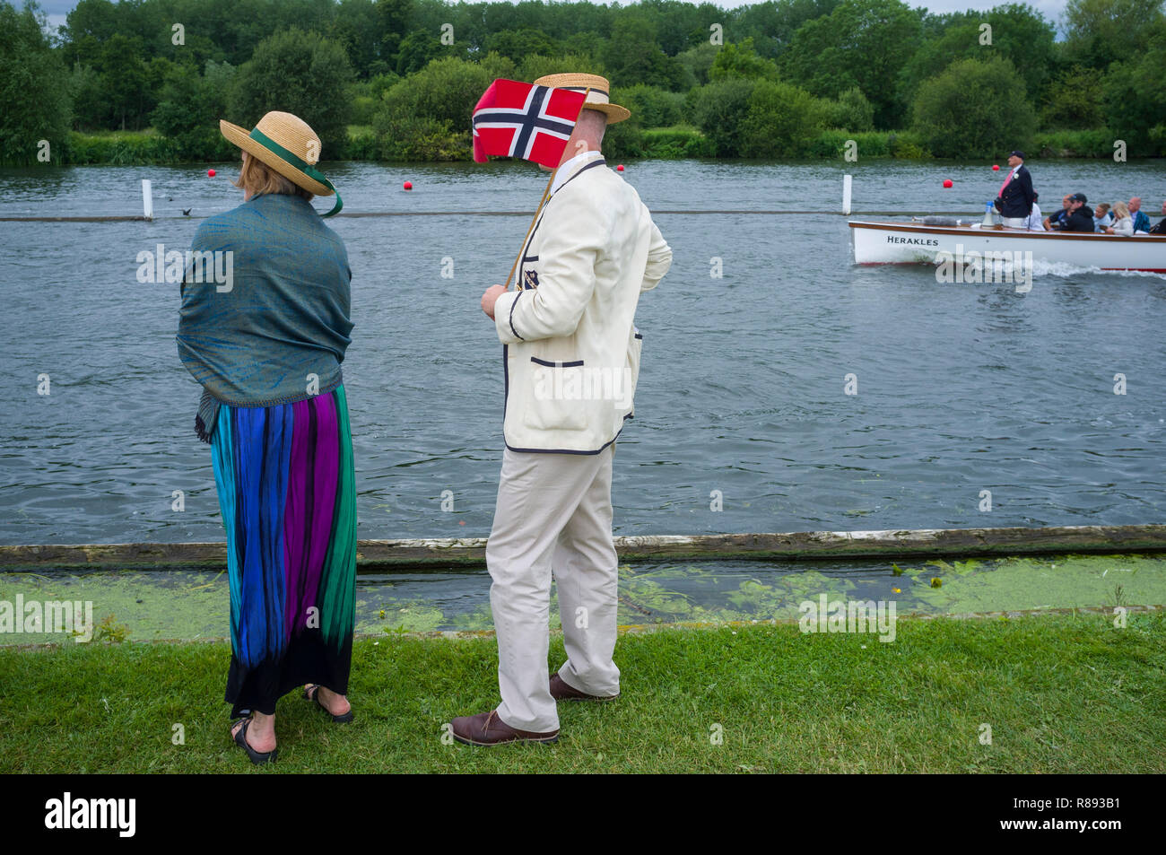 Ein paar sehen Sie das Rudern von Der leinpfad am Henley Royal Regatta, Oxfordshire Stockfoto