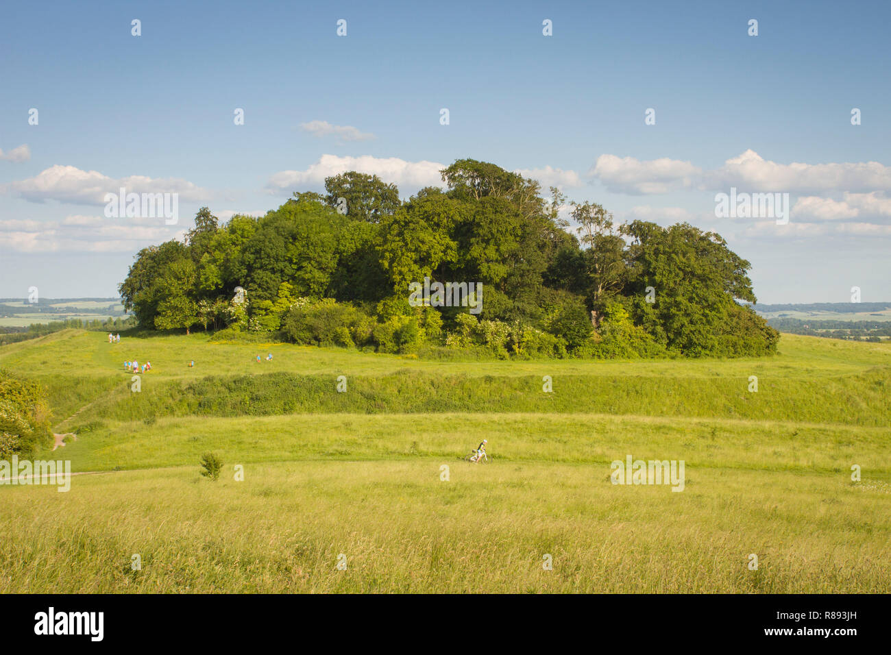 Wanderer genießen Castle Hill, Wittenham Clumps, Oxfordshire Stockfoto