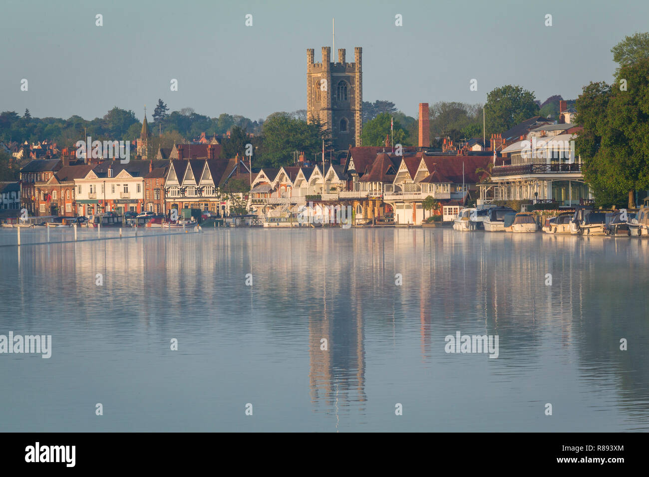 Die malerischen historischen Thameside Stadt Henley-on-Thames, Oxfordshire, über von der Themse mit St. Mary's Church in der Mitte gesehen Stockfoto