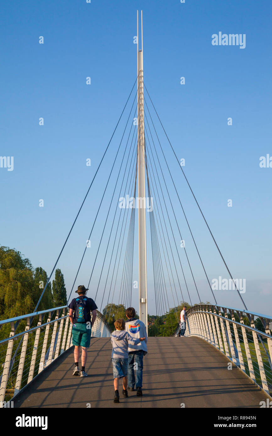 Zwei Kinder und ihr Vater die Christchurch Brücke in Reading, Berkshire Stockfoto