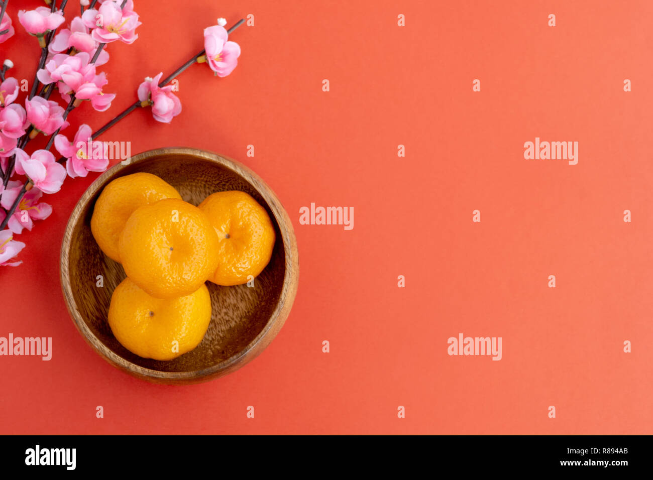Das chinesische Neujahr Hintergrund - Cherry Blossom und Mandarin Orange Hintergrund rot Stockfoto