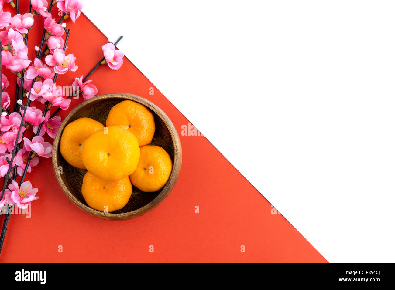 Das chinesische Neujahr Hintergrund - Cherry Blossom, Mandarin Orange Hintergrund zweifarbig, rot und weiß. Stockfoto