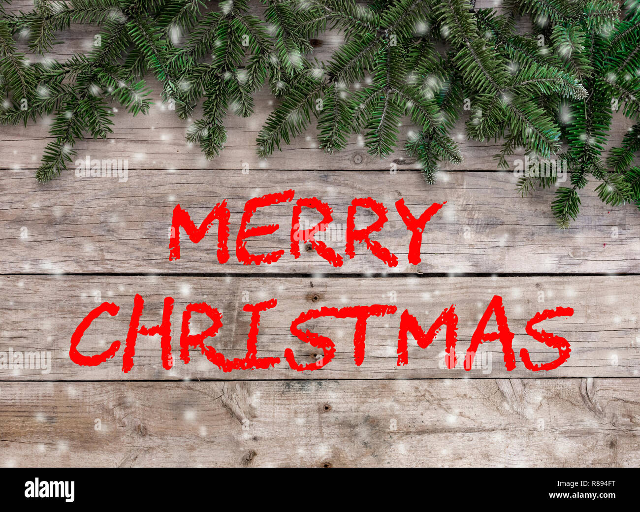 Weihnachten Postkarte Rahmen auf Holz- Hintergrund. Für die Grußkarte. Rot, golden und Weiß. Weihnachten "Frohe Weihnachten!" Briefe mit Schnee. Stockfoto