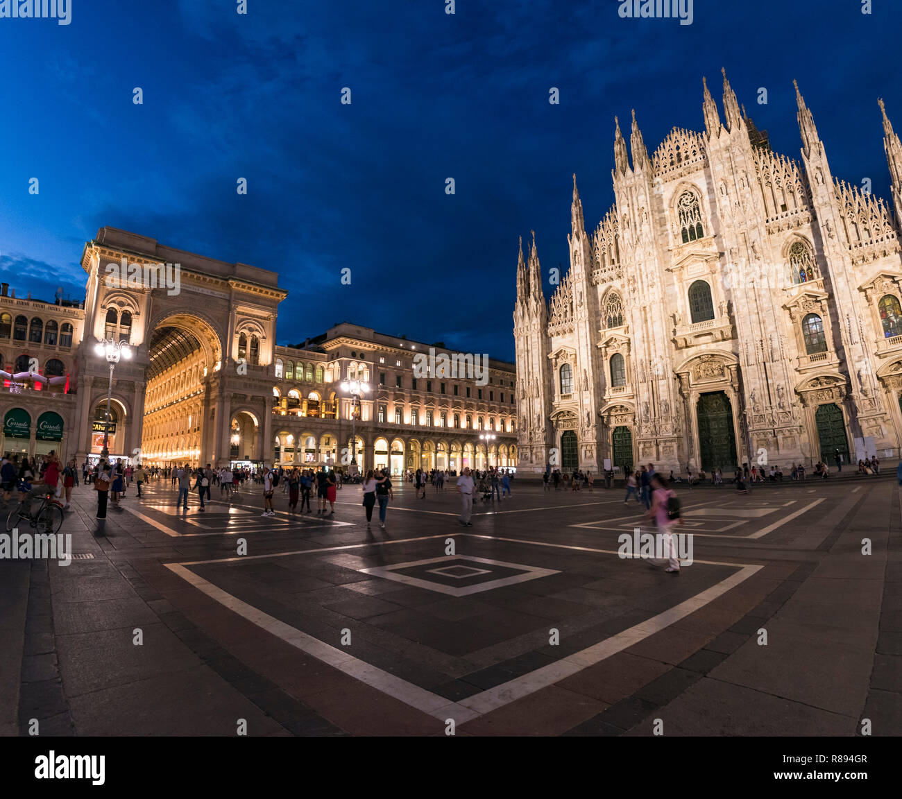 Blick auf den Platz Piazza del Duomo in der Nacht in Mailand, Italien. Stockfoto