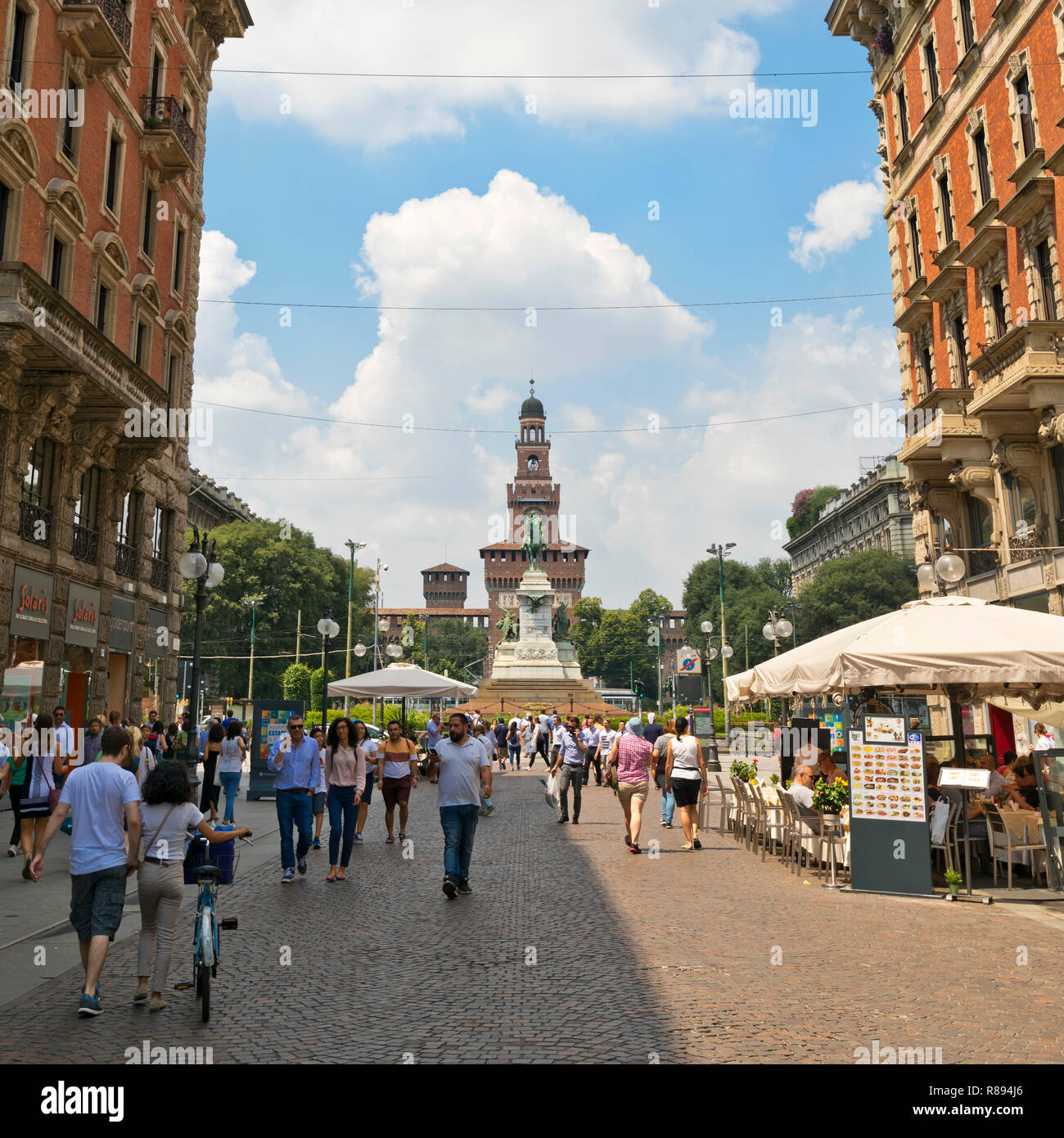 Platz streetview des Castello Sforzesco und Torre del Filarete in Mailand, Italien. Stockfoto