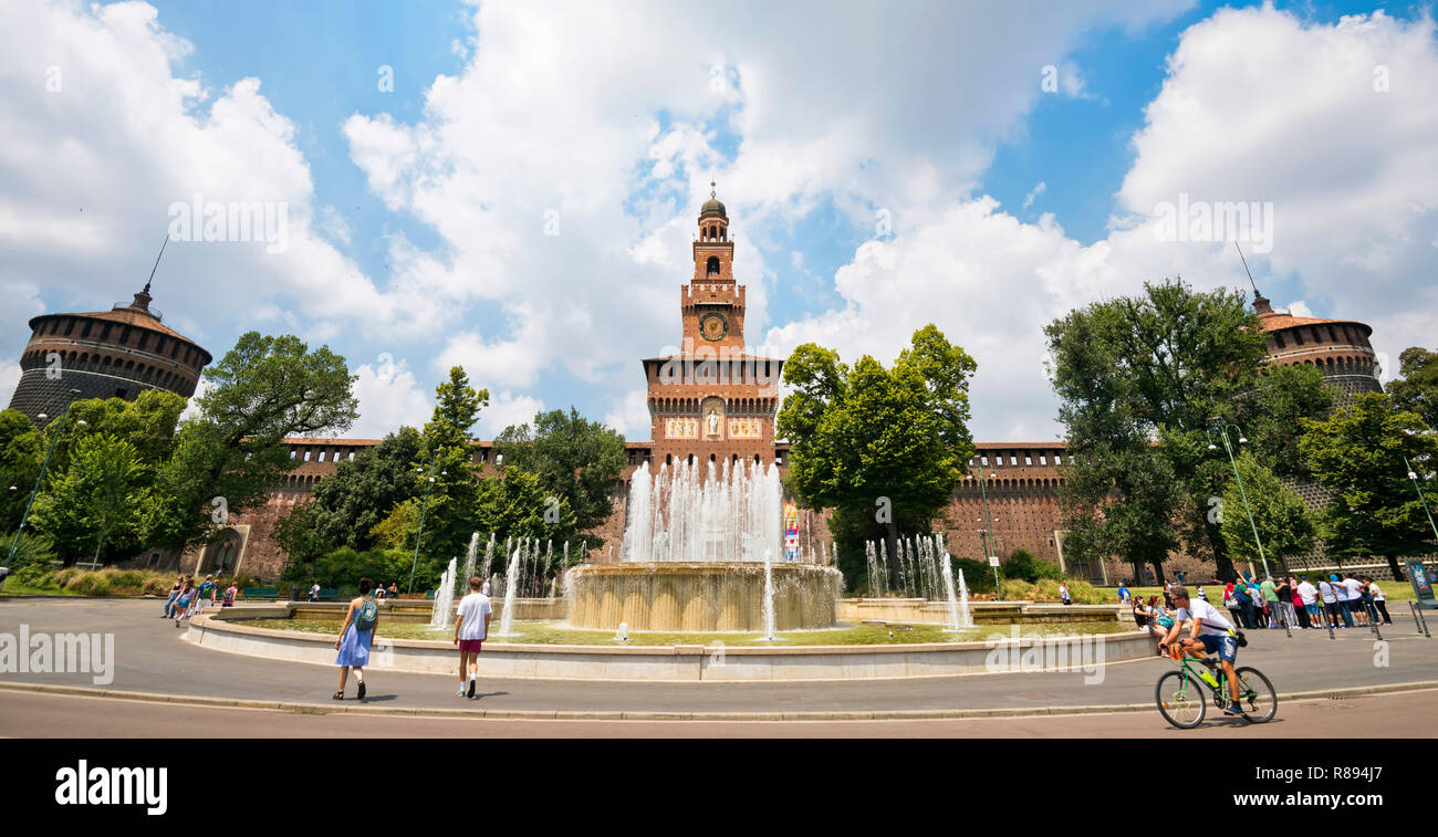 Horizontale streetview des Castello Sforzesco und Torre del Filarete in Mailand, Italien. Stockfoto