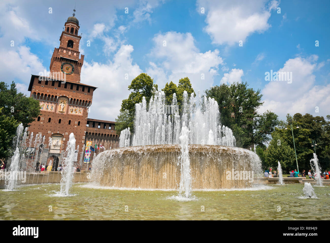 Horizontale Ansicht des Castello Sforzesco und Torre del Filarete in Mailand, Italien. Stockfoto