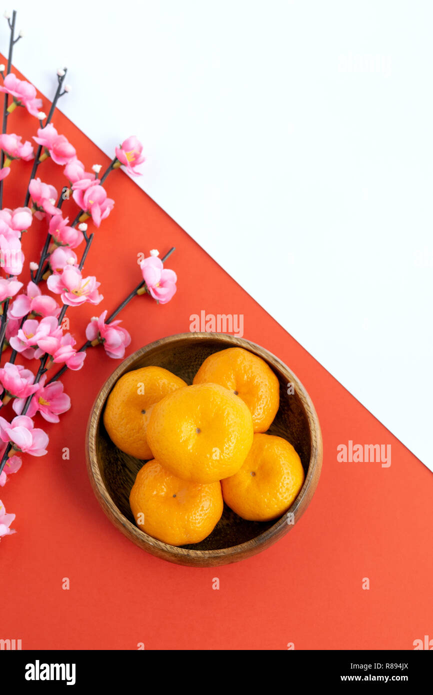 Das chinesische Neujahr Hintergrund - Cherry Blossom, Mandarin Orange Hintergrund zweifarbig, rot und weiß. Stockfoto