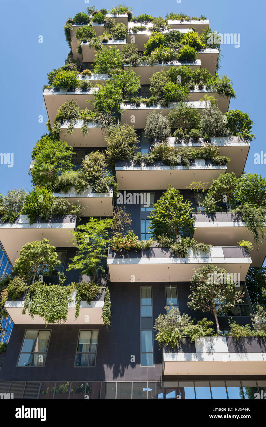 Vertikale Ansicht von Bosco Verticale in Mailand, Italien. Stockfoto