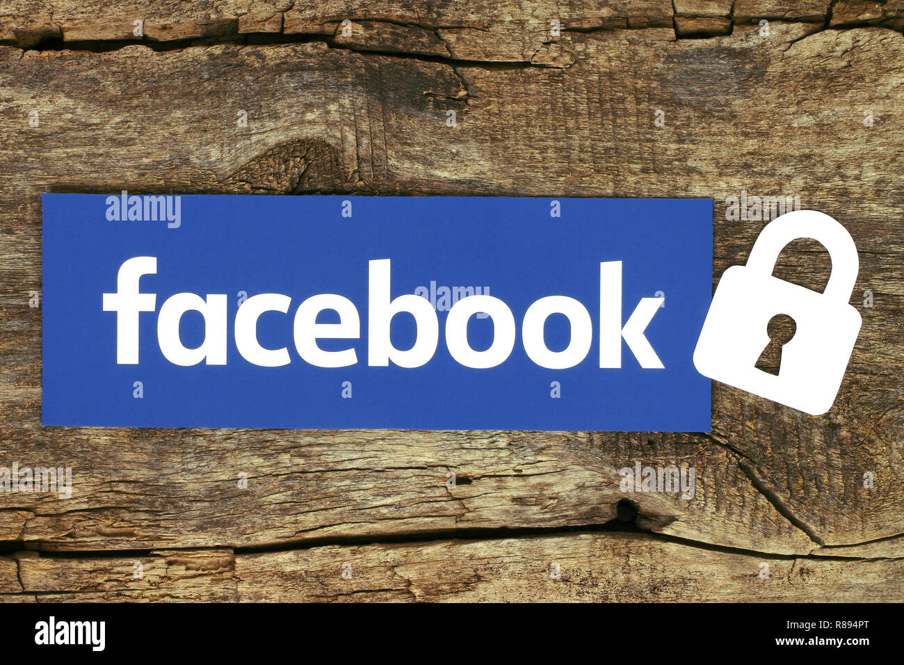 Kiew, Ukraine - Mai 04, 2017: Facebook Logo mit Schloss auf Papier gedruckt und auf alten Holz- Hintergrund. Facebook Sicherheit und Datenschutz. Stockfoto