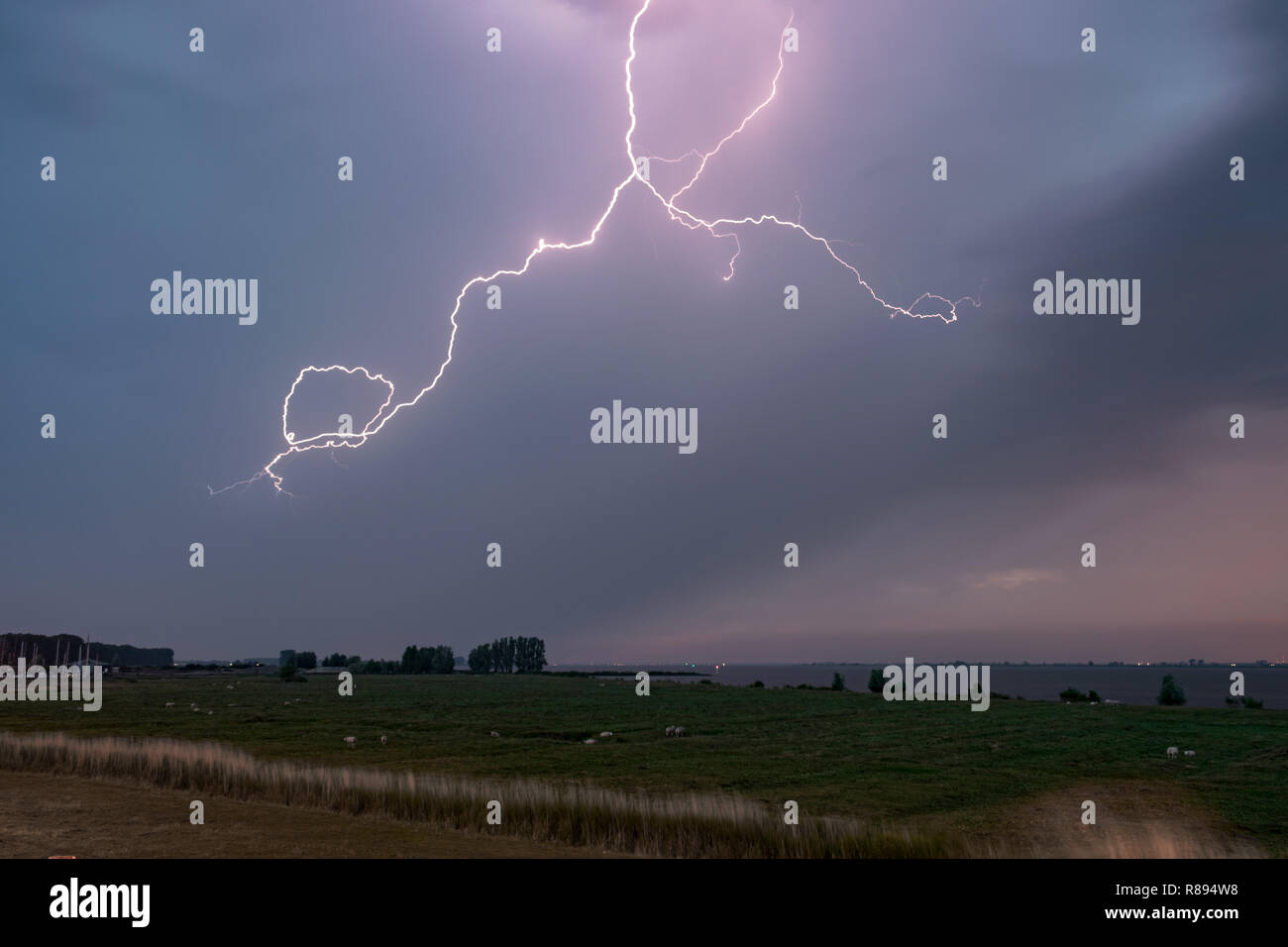 Hellen Blitz in den Wolken bei einem schweren Gewitter in Holland. Während eines Sturms chase in der Provinz Zeeland, Niederlande Phographed. Stockfoto