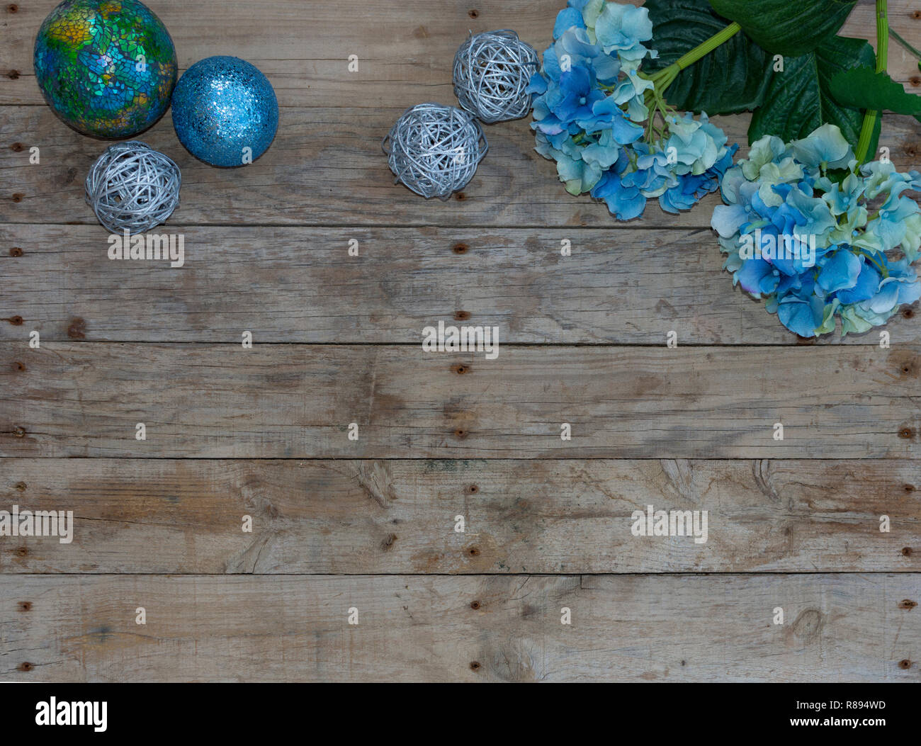 Weihnachten Postkarte Rahmen mit whit Holz Hintergrund. Für die Grußkarte. Xmas Wallpaper, Blau glitter Kugeln und Türkis Blumen. Stockfoto