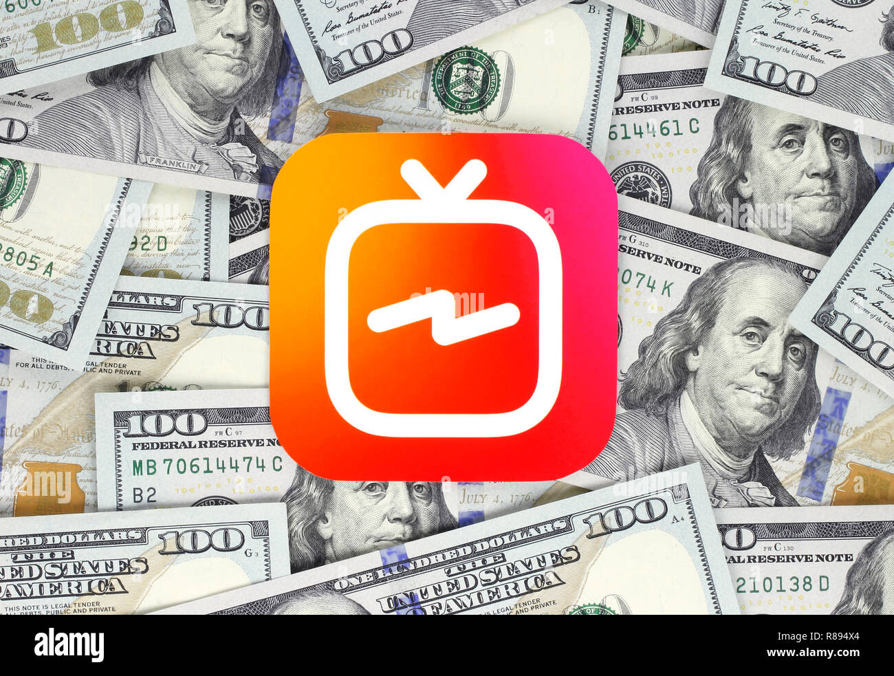 Kiew, Ukraine - September 07, 2018: IGTV Symbol auf Papier, ausschneiden und auf Geld Hintergrund gedruckt. IGTV ist eine vertikale video Anwendung. Stockfoto