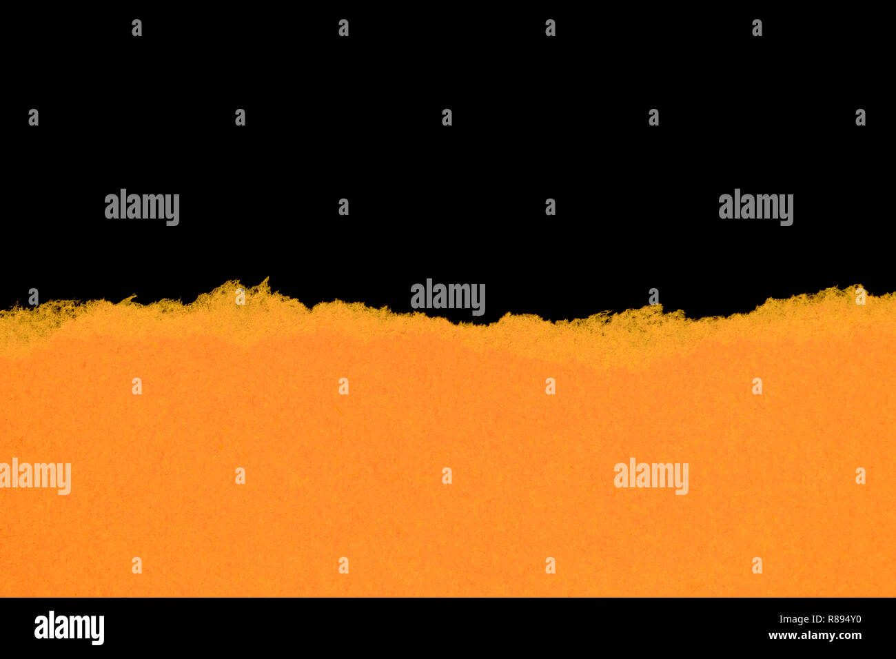 Gelb gerippt Papier auf schwarzen Hintergrund mit Kopie Raum isoliert Stockfoto
