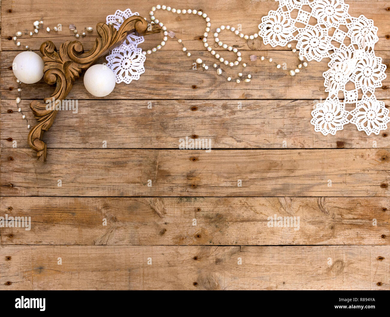 Weihnachten Postkarte Rahmen auf Holz- Hintergrund. Für die Grußkarte. Xmas Wallpaper, Vintage Holz- und weiße Objekte. Stockfoto