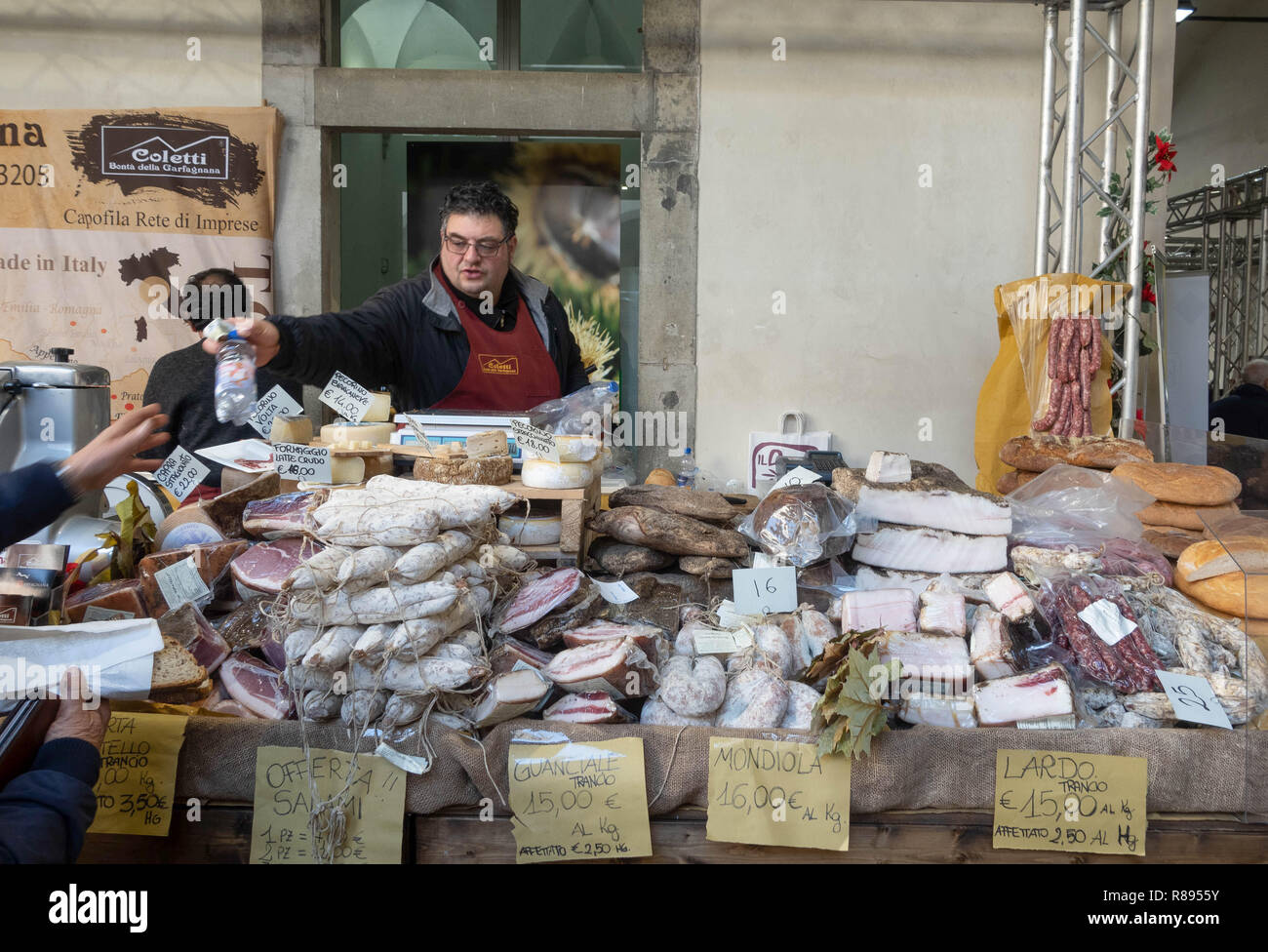 Food Markt in Lucca, Italien Stockfotografie Alamy