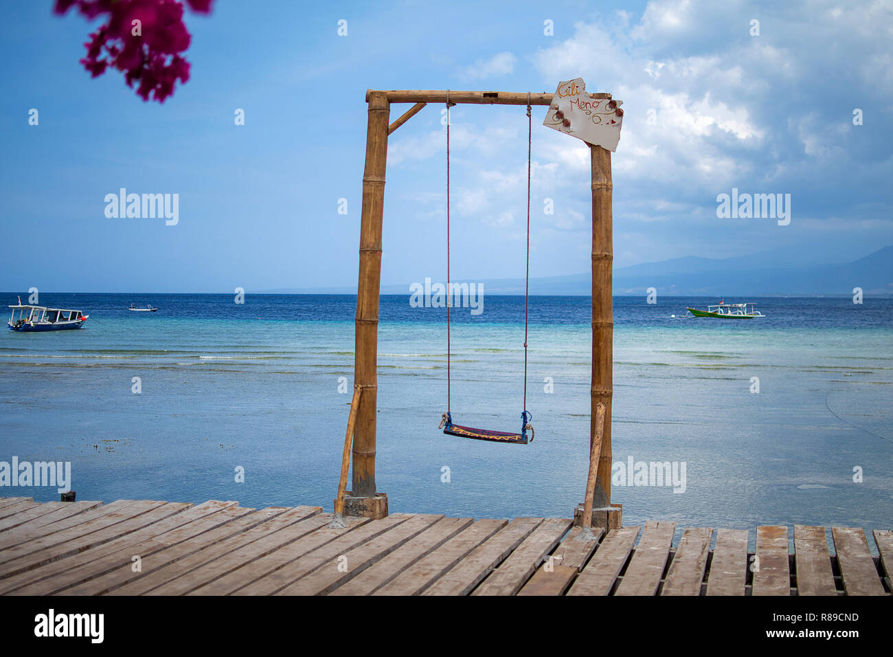 Indonesien. Exotischen Strand. Swing im Ozean in der Nähe der Insel Gili entfernt. Stock Bild Stockfoto