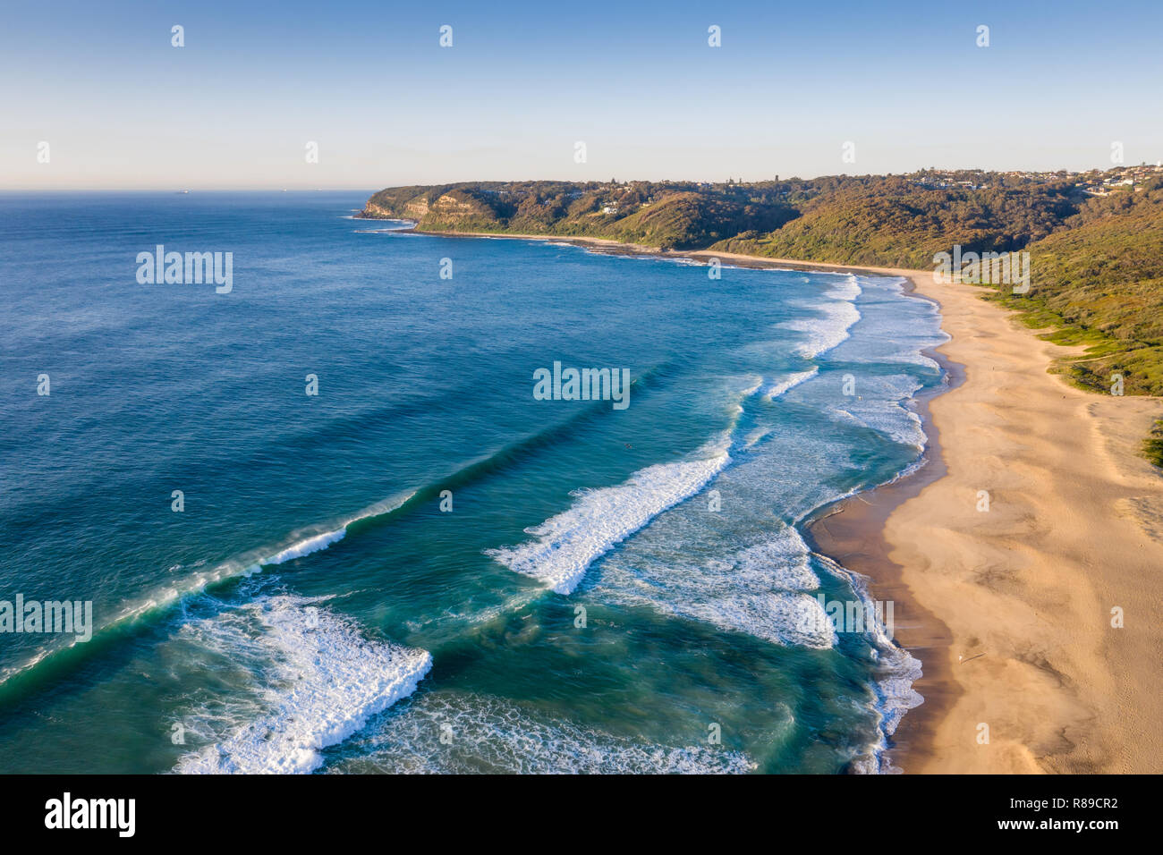 Luftaufnahme von Dudley Strand - Newcastle, Australien. Dieser Strand ist nur wenige Kilometer südlich der Innenstadt hat große surfen. Stockfoto