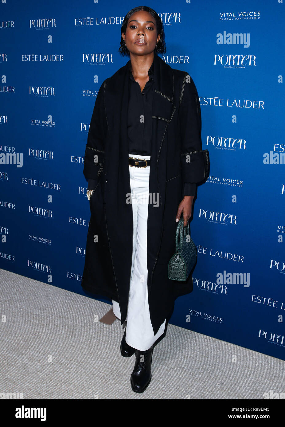 LOS ANGELES, Ca, USA - 09 Oktober: Schauspielerin Gabrielle Union tragen von Salvatore Ferragamo mit Abstand die Kupplung, die Firma Frye Stiefel und David Webb Manschette kommt an PORTER ist unglaublich Frauen Gala 2018 Am Ebell von Los Angeles, die am 9. Oktober 2018 in Los Angeles, Kalifornien, USA. (Foto durch Image Press Agency) Stockfoto