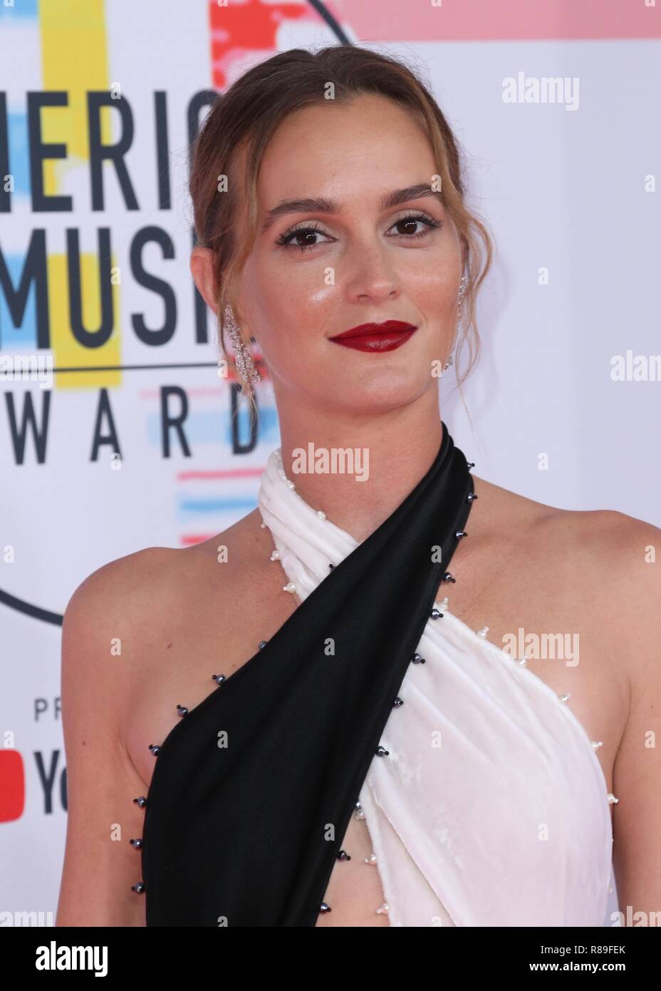 LOS ANGELES, Ca, USA - 09 Oktober: Schauspielerin Leighton Meester trägt ein Kleid Sonia Rykiel, Gianvito Rossi Schuhe und Messika Schmuck kommt an der American Music Awards 2018, die in den Microsoft Theatre L.A. statt Live, die am 9. Oktober in Los Angeles, Kalifornien 2018, United States. (Foto von David Acosta/Image Press Agency) Stockfoto