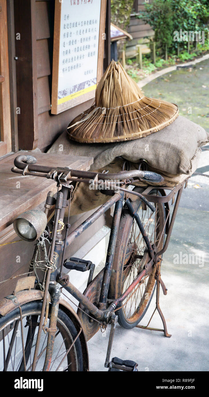 Alten rostigen Lieferung Fahrrad mit Reis Säcken in Taiwan. Stockfoto