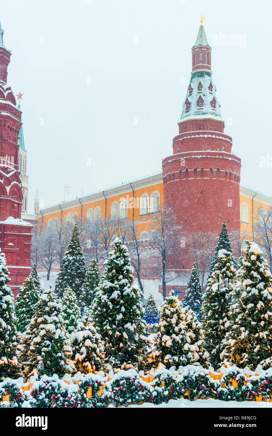 Blick auf den Roten Platz und das Historische Museum in Moskau im Winter, Russland Stockfoto