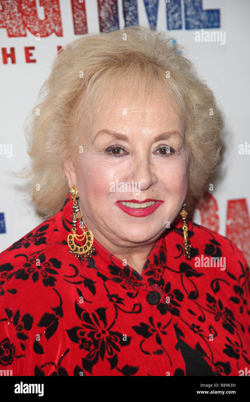Doris Roberts anreisen, für die Er öffnung Nacht Leistung der Broadway Musical "Ragtime" an der Neil Simon Theater in New York City. November 15, 2009 Kreditkarten: Walter McBride/MediaPunch Stockfoto