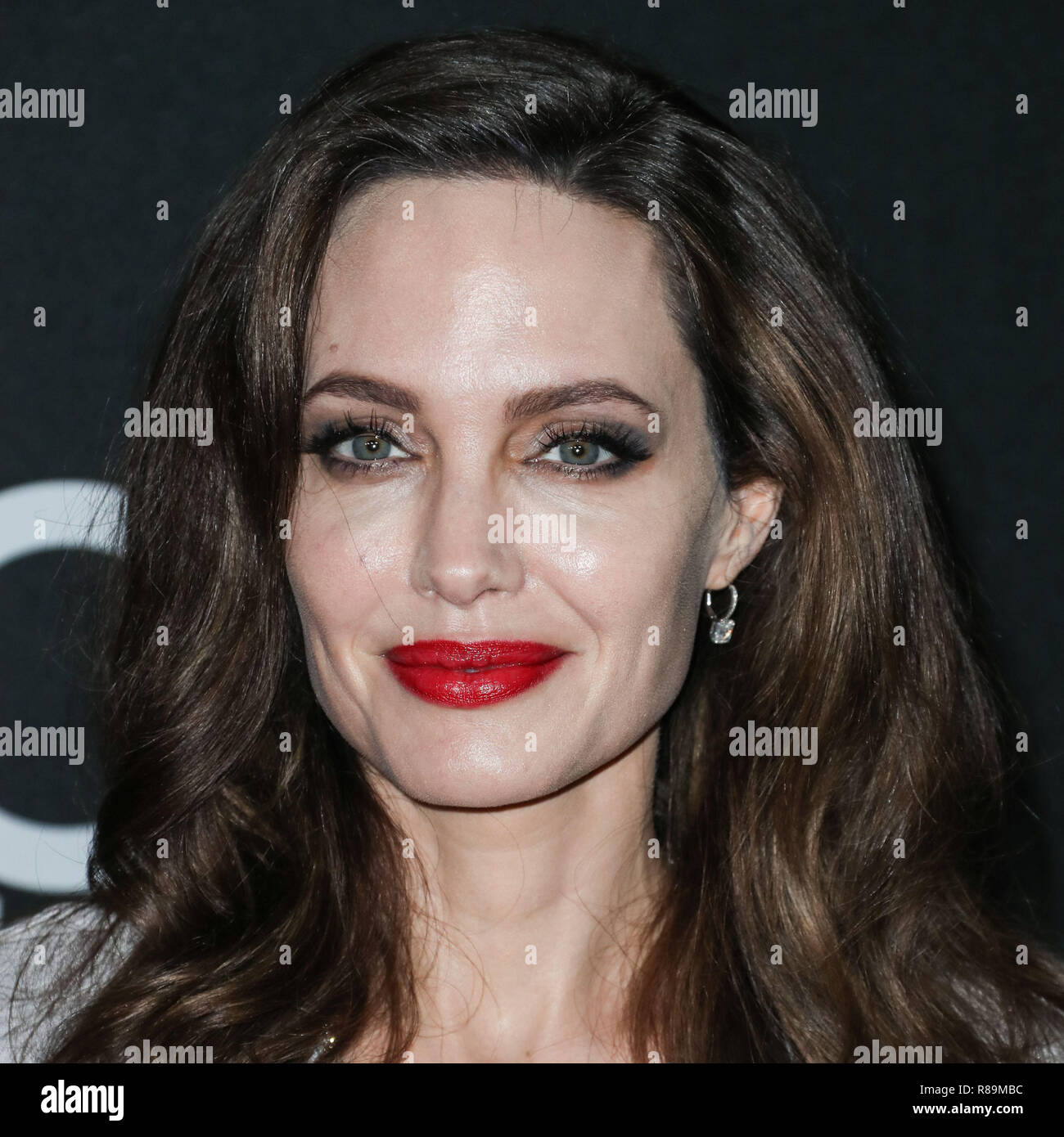 (Datei) Angelina Jolie sieht fast Unrecognizable als Blondine für neuen Film. Angelina Jolie's Film kommen Weg offiziell gewickelt hat, und Fans können sich nicht aufhören, über Ihre erstaunliche Blick in eine Gruppe von selfie Co-star David Oyelowo. In der Gruppe selfie, Angelina gesehen werden kann Schaukeln blonden Haar, während neben dem Cast und Crew posieren. BEVERLY HILLS, Los Angeles, CA, USA - 05. NOVEMBER: Schauspielerin Angelina Jolie das Tragen eines Jenny Packham Kleid, Charlotte Olympia Schuhe und Tiffany & Co. Diamant Halskette, Ohrringe und Ring kommt an der 21. jährlichen Hollywood Film Awards im Beverly Hilton heiss gehalten Stockfoto