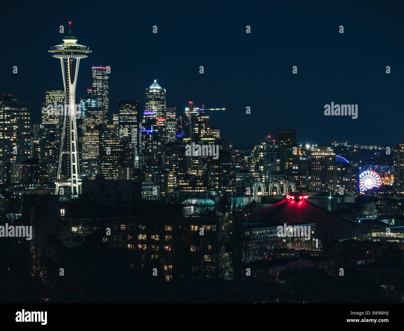 Nacht Panoramablick auf urbane Stadtbild im pazifischen Nordwesten Stockfoto