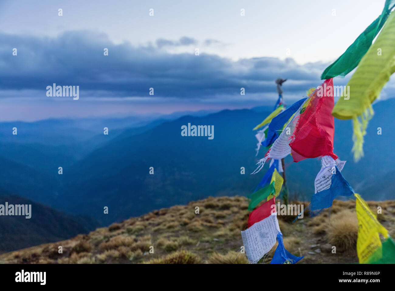 Gebetsfahnen wehen im Wind in Annapurna Himal, Nepal, Himalaya, Asien Stockfoto