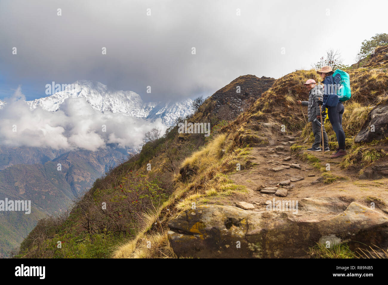 Zwei Wanderer auf Bergrücken, Trekking, Mardi Himal im Annapurna Himal, Nepal, Himalaya, Asien Stockfoto