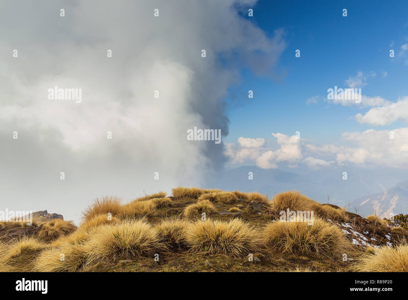 Großen Cumuluswolken über die Hälfte der Hügel auf einem Berg in Annapurna Himal, Nepal, Himalaya, Asien Stockfoto