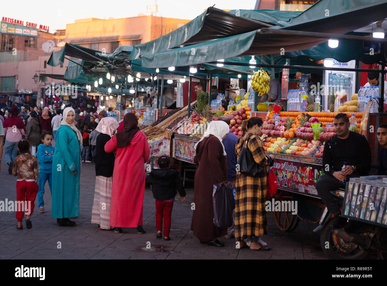 Marrakesch Lifestyle - lokale arabische Menschen kaufen Essen auf einem Markt in den Abend ausgeht, Djemaa el Fna, Marrakech Medina, Marrakesch Marokko Afrika Stockfoto