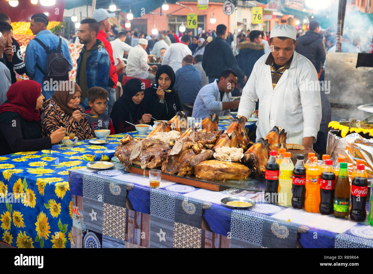 Marrakesch Street Food stände und Menschen essen, Djemaa el Fna, Marrakech, Marokko, Afrika Stockfoto