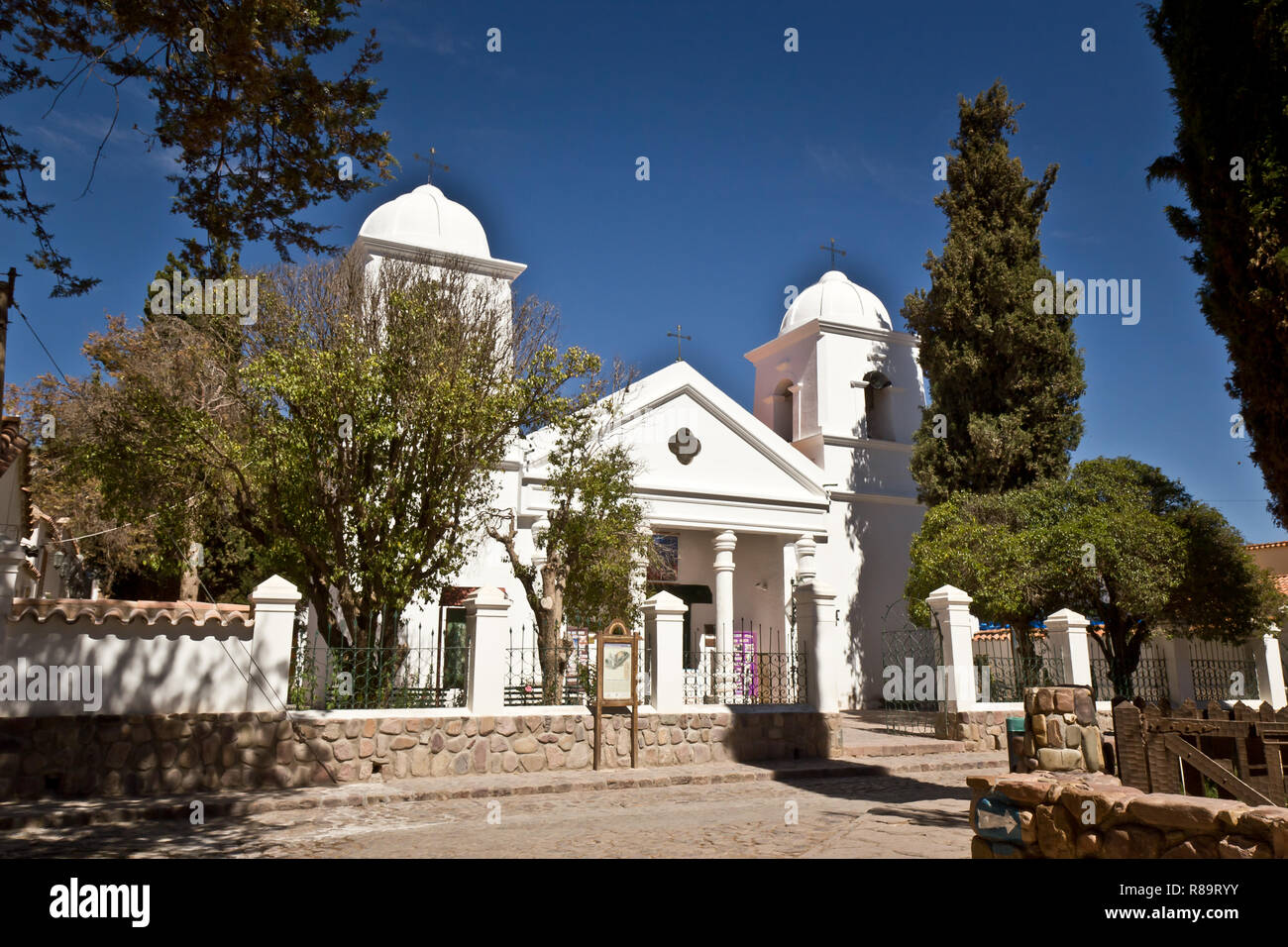 Typische weiße Kirche in den Anden, Argentinien Stockfoto