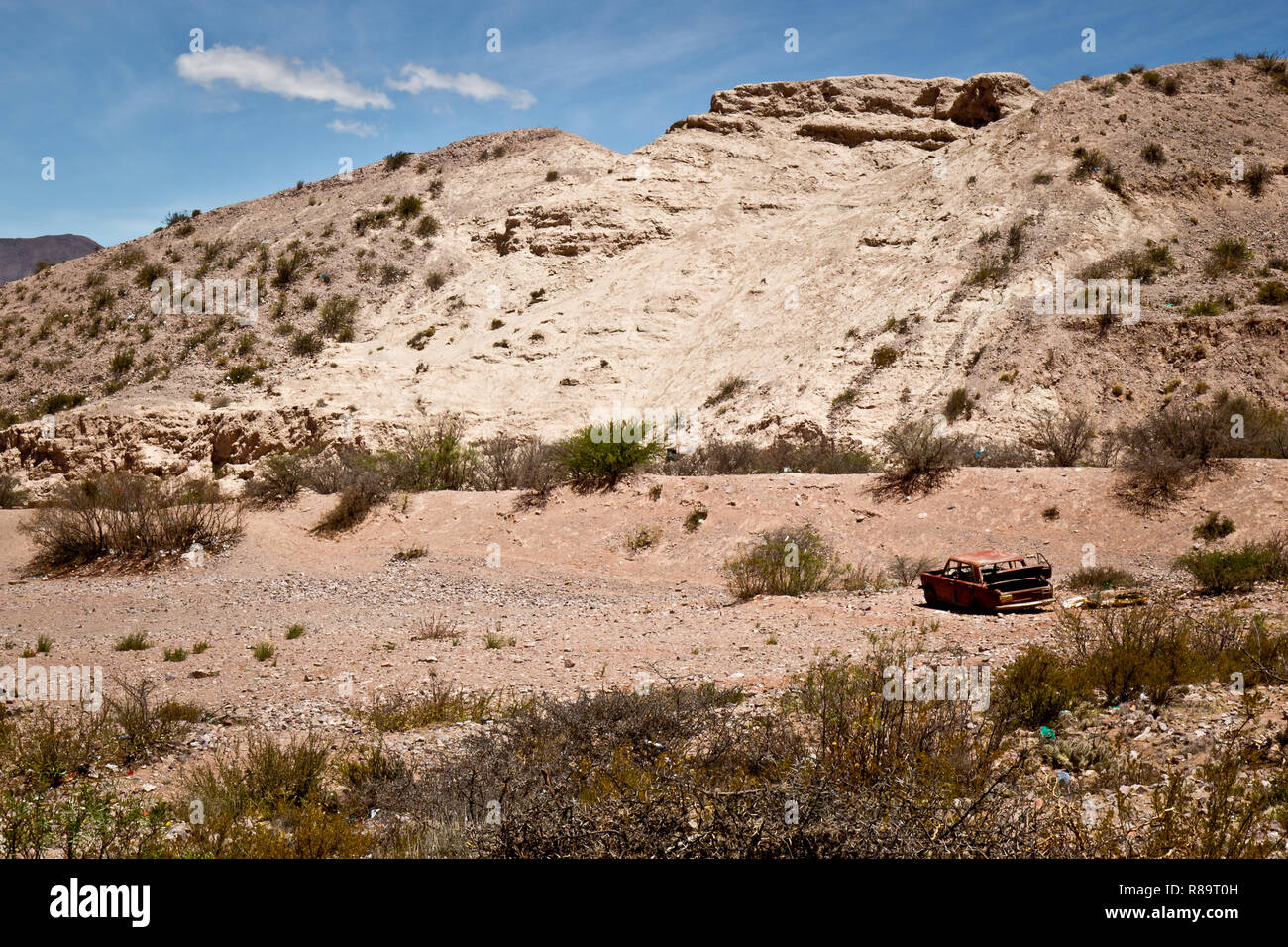 Verlassenes Auto in der Wüste, Argentinien Stockfoto