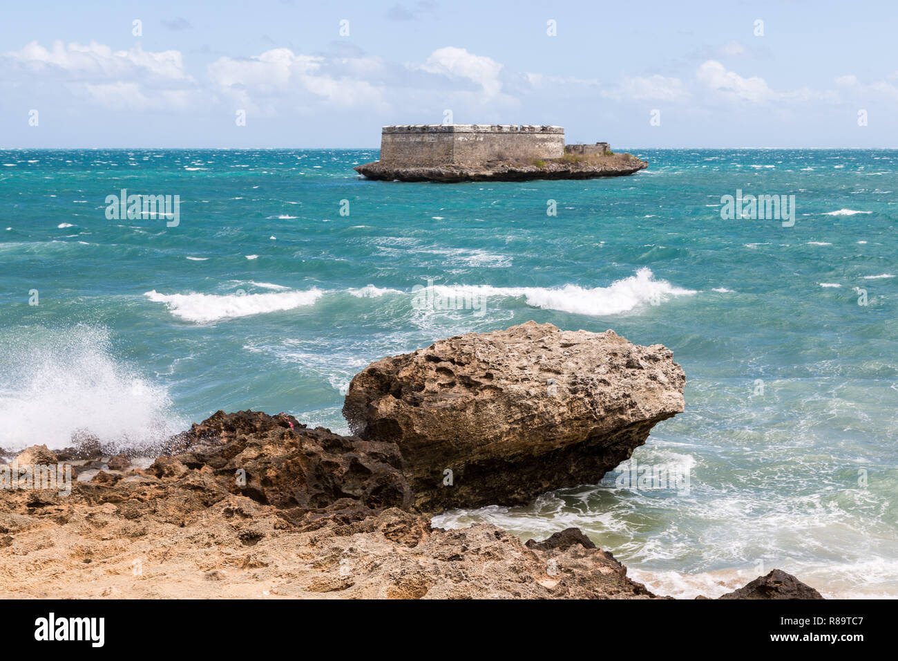 Sao Lourenco Blockhaus. San Lorenzo Island und Fort in der Nähe felsige Küste und der Küste von Mozambique Island, Küste des Indischen Ozeans. Portugiesisch Ostafrika Stockfoto