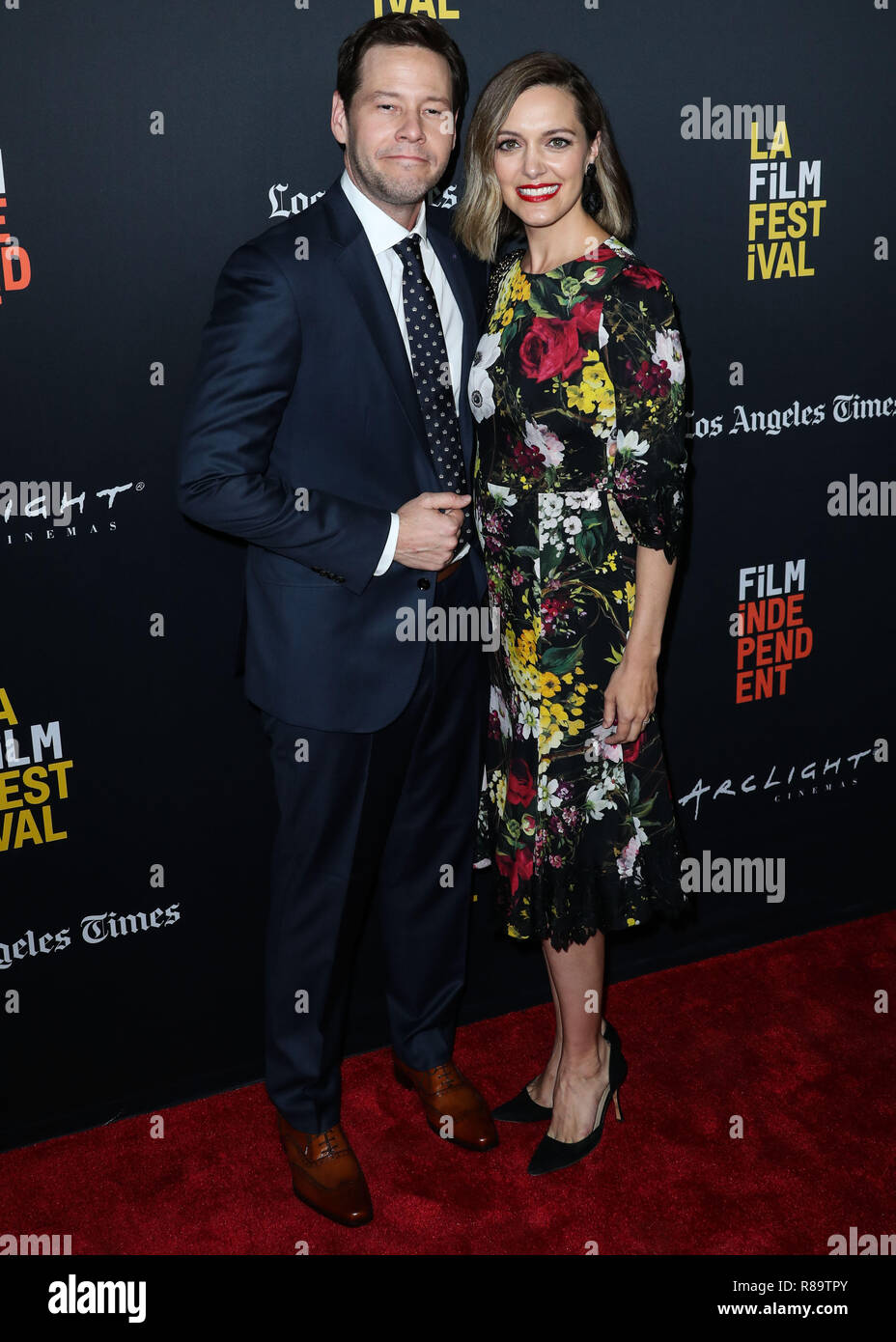HOLLYWOOD, Los Angeles, CA, USA - 25. SEPTEMBER: Ike Barinholtz, Erica Hanson im LA Film Festival 2018 - Gala Screening Uraufführung von "Der Eid" am ArcLight Hollywood hielt am 25. September 2018 in Hollywood, Los Angeles, Kalifornien, Vereinigte Staaten. (Foto von Xavier Collin/Image Press Agency) Stockfoto